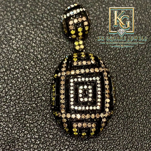 Amuleto de Insecto en Plata de Ley Bañada en Rodio Negro con Piedras de Moissanita Redondas Brillantes Amarillas y Blancas y Cadena de Eslabones - Product Image 2