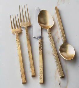 Juego de cubiertos de latón vintage con acabado mate, resistente al óxido, para bodas y cenas. - Product Image 1