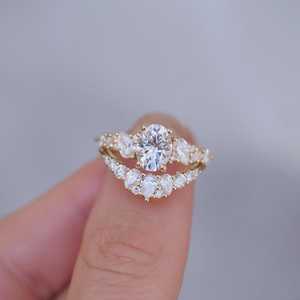 Anillo de Boda Curvo con Diamante Cultivado en Laboratorio, Oro Sólido de 14K, Diseño Contorneado, 0.53 Quilates, Claridad VS+, Baño de Rodio - Product Image 6