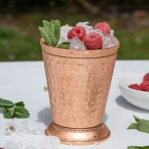 Verres en cuivre pour la décoration intérieure, élégants gobelets en métal pour l'eau, les jus et les cocktails, durables et réutilisables. - Product Image 1