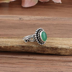 Bague classique artisanale en argent sterling avec turquoise verte naturelle en gros, sertie de milgrain - Product Image 2