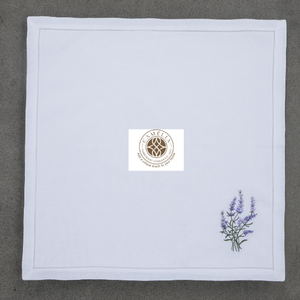 Lino natural con bordado de lavanda, suave pero duradero, que aporta un toque tranquilo y elegante a las mesas. - Product Image 2