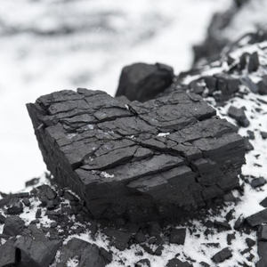 Carbón de tamarindo duro de buena calidad para asar carne en barbacoa, lo que produce resultados distintivos. - Product Image 1