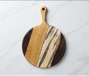 Planche à découper ronde en bois massif avec trou de suspension, surface de découpe naturelle à grain multicolore - Product Image 1