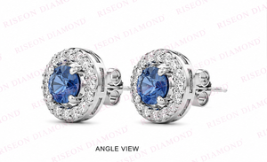 Sofisticados pendientes tipo halo en oro blanco de 18 quilates con piedras centrales redondas en azul real y diamantes redondos brillantes como detalles. - Product Image 2