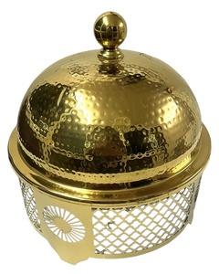 Cacerola Redonda de Metal Dorado con Tapa Martillada y Base Perforada, Diseño Tradicional Chino, Acabado Pulido - Product Image 1