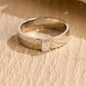 Bague solitaire en or rose avec diamant de laboratoire taille émeraude - Product Image 1