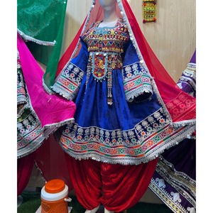 Un vestido tradicional estilo frock con bordados a mano de estilo antiguo y artesanía en seda, con el último diseño y la mejor calidad. - Product Image 5