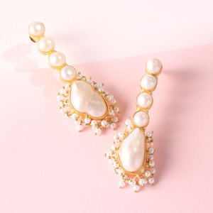 Pendientes de Perlas Barrocas de Latón Chapado en Oro Hechos a Mano con Detalles de Perlas de Agua Dulce - Product Image 3