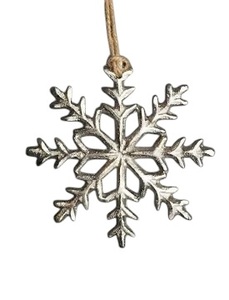 Decoraciones navideñas de copos de nieve metálicos estilo vintage hechas a mano sobre base de abedul - Product Image 3