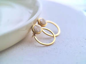 Pendientes de Aro Huggie con Dijes de Concha de Latón - Aros Colgantes de Concha de Arcilla Texturizada - Joyería Vintage Unisex para Regalo - Product Image 2