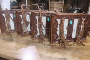 Sac fourre-tout en cuir véritable façonné à la main avec panneau en cuir de vachette à poils et concho turquoise, sac à bandoulière à franges fait main pour femme - Product Image 2