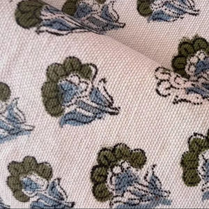 Tela de Algodón Estampada a Mano con Diseño Floral en Verde Salvia y Azul Polvoriento sobre Base Color Marfil |   Algodón Suave y Transpirable por Metro - Product Image 3