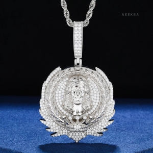 Colgante Medallón Laurel Halo Jesus Piece - Colgante de Moissanita de Plata de Ley 925, Colgante de Moissanita Jesús Hecho a Mano con Precisión - Product Image 3