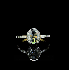 Anillo de Compromiso con Halo de Diamantes Cultivados en Laboratorio con Corte Ovalado y Piedras Laterales de Baguette, Anillo de Boda de Lujo de Oro Sólido - Product Image 1