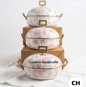 Ensemble de casseroles isothermes en émail floral rose et blanc de luxe, avec couvercle à poignée dorée, pour servir et maintenir les aliments au chaud à la maison - Product Image 3