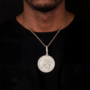 Colgante de disco con nombre 3D giratorio de 52 mm de moissanita y plata, personalizado con letras estilo 'Iced Out', amuleto hip hop con acabado en oro amarillo - Product Image 5