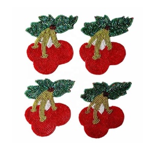 Juego de 4 Posavasos de Cuentas de Cristal Brillantes con Diseño de Cereza, Hechos a Mano con Técnica de Tejido, en Colores Rojo, Verde y Dorado, para Café, Bebidas, Mesa de Comedor y Hogar - Product Image 1