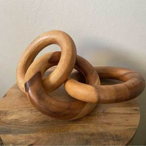 Escultura de Anillos Entrelazados de Madera Hecha a Mano con Diseño Único, Decoración Abstracta Geométrica para Mesa, Estatua de Arte Minimalista con Cadena - Product Image 5
