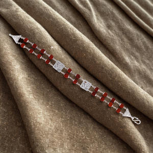 Élégant bracelet Rudraksha à double rangée en argent avec fermoirs triangulaires Ensemble de bijoux fins de style classique - Product Image 2