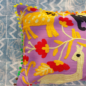 Funda de cojín Suzani hecha a mano en India, todos los tamaños, bordado colorido con motivos de animales fantasiosos y fundas con pompones coloridos. - Product Image 3