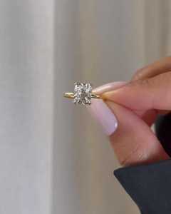 Bague de fiançailles en diamant de luxe 2,5 carats taille coussin, diamant de laboratoire, pour demande en mariage et mariage, solitaire moderne, bande fine de 1,5 mm, or massif 14K 18K - Product Image 4