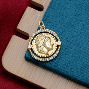 Collier ras du cou en argent sterling S925 plaqué or avec micro-pavé de zircon, pendentif délicat style rustique Reine Roi Roière - Product Image 5