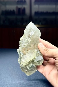 Exquisito Cristal de Cuarzo del Himalaya de 6 Pulgadas Hecho a Mano con Inclusiones de Clorita, Raro Cristal Samadhi para Coleccionistas - Product Image 3