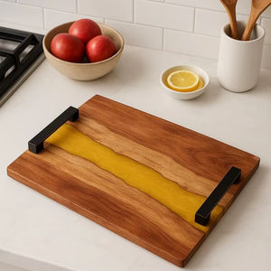 Bandeja de servir hecha a mano con resina epoxi dorada y madera maciza de acacia, perfecta para quesos, charcutería y regalos personalizados. - Product Image 1