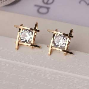 Pendientes con diamantes en montura geométrica en oro amarillo – Joyería con diamantes de talla brillante redonda - Product Image 1