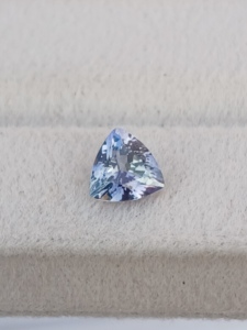 พลอยแทนซาไนต์ธรรมชาติทรงไตรลิออนสองสี น้ำหนัก 0.90 กะรัต ขนาดสั่งทำพิเศษ สีสันสวยงาม เหมาะสำหรับทำเครื่องประดับ รัฐราชสถาน |   ฮารอม - Product Image 1