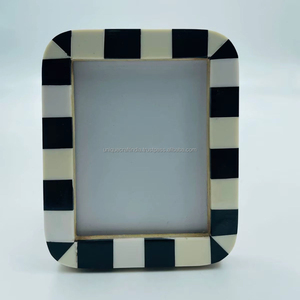 Cadre photo en bois fait main avec incrustation en résine à carreaux noirs et ivoire, accent de décoration intérieure classique intemporel - Product Image 1