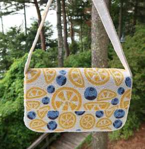 Sac à bandoulière artisanal en perles de verre avec motif floral, impression numérique, bordure orange, forme personnalisée, fleurs roses et feuilles vertes, idéal pour les voyages - Product Image 4