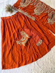 Conjunto de lehenga de diseñador para mujer de la mejor calidad con blusa estampada con mangas, chal bordado y falda fluida de georgette para boda - Product Image 1