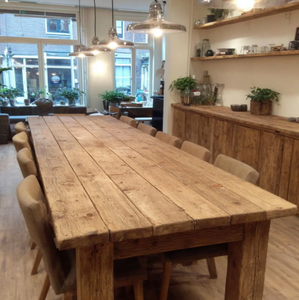 Mesa de comedor y barra de altura ajustable con manivela, de madera maciza de acacia industrial con acabado en nogal y borde natural, estilo rústico. - Product Image 1