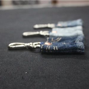 Llavero de Metal con Diseño de Jeans, Porta Llaves Pequeño Personalizado, Tela de Jeans Azul, Ecológico, Regalo Personalizado - Product Image 4