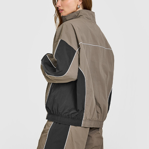 Ensemble de survêtement coupe-vent léger en nylon personnalisé pour homme avec veste à cordon de serrage et pantalon de jogging - Product Image 4