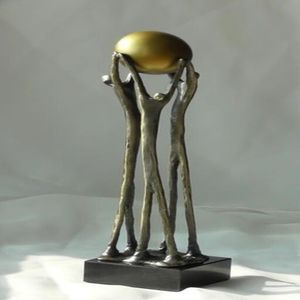 Escultura de Aluminio Fundido Hecha a Mano, Creada como un Elemento Decorativo Refinado para Espacios de Vida Sofisticados - Product Image 1