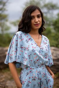 Vestido midi casual de verano para mujer, con estampado floral azul, cuello en V, manga casquillo, corte en A, tejido transpirable y dobladillo escalonado de ajuste holgado. - Product Image 3