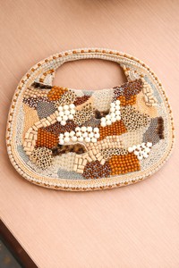 Sac à main élégant en forme de croissant orné de perles, idéal pour les soirées, les mariages et un usage quotidien, disponible à la vente en gros. - Product Image 3