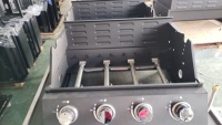 Barbecue à gaz noir à trois brûleurs avec étagères latérales, armoire et roues pour la cuisson en plein air sur la terrasse