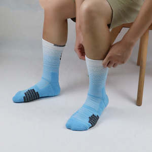 Chaussettes de sport d'extérieur pour hommes, nouveau design, 100% coton, meilleure qualité, avec grip personnalisé pour équipe, fabriquées au Pakistan - Product Image 2