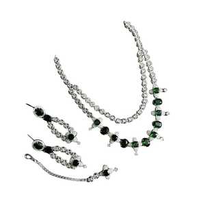 Ensemble de bijoux tendance multicolores à finition brillante avec boucles d'oreilles dorées pour les soirées et les événements, provenant d'un fournisseur indien. - Product Image 1