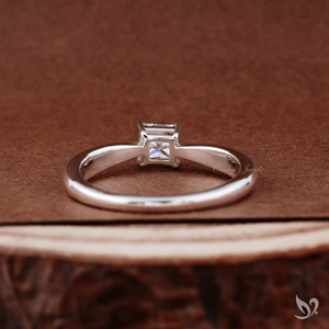 Bague de fiançailles moderne en or blanc 10 carats avec diamant solitaire de 0,5 carat de taille princesse cultivé en laboratoire et sertissage à tige pincée - Product Image 2