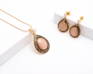Conjunto de Collar con Colgante de Latón Antiguo Chapado en Oro de 22K con Piedra Melocotón, Joyería Nupcial India Tradicional, Regalo para Mujer - Product Image 1