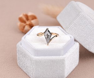 แหวนหมั้นเพชรเกลือและพริกไทยทรงไคท์คัทจาก OM GEMS เพชรเลี้ยงในห้องปฏิบัติการ ตัวเรือนทอง 14K ประดับเพชรแบบกรงเล็บ สำหรับเธอ - Product Image 1