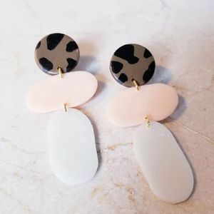 Boucles d'oreilles en résine légères, fabriquées à la main avec un polissage lisse, design tendance, qualité durable, accessoire de bijoux en cristal à la mode - Product Image 6