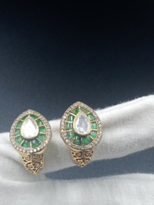 ต่างหูเงินแท้ 925 ชุบทองคำขาว ประดับคริสตัลรูปทรงลูกแพร์สีเขียว ของ Amaira Jewels เหมาะสำหรับงานแต่งงาน งานเลี้ยง และโอกาสพิเศษต่างๆ - Product Image 3