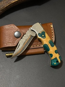 Couteau de poche pliant artisanal en acier Damas cuivré, manche en résine, étui en cuir, couteau de survie multifonctionnel pour l'extérieur - Product Image 6