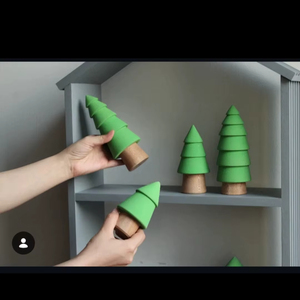 Petit ensemble de 4 arbres de Noël en bois pour enfants, jouet pour s'amuser, activité intérieure, décoration de la maison - Product Image 1